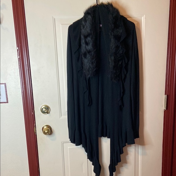 Chic Black Cardigan with Faux Fur Collar - Picture 2 of 7
